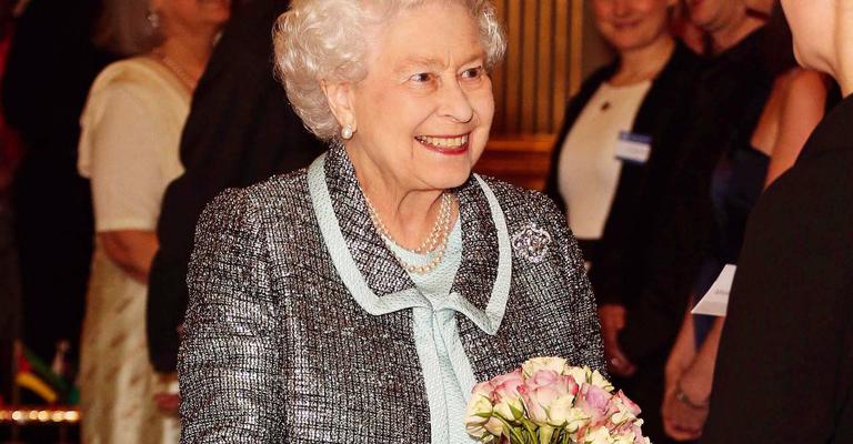 Rainha Elizabeth II recuperada