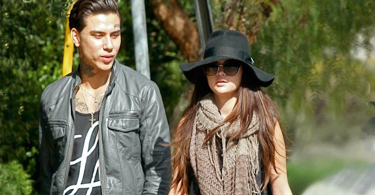 Selena Gomez passeia com rapaz misterioso