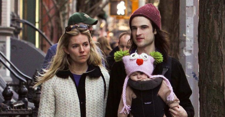 Sienna Miller e Tom Sturridge curtem frio em NY