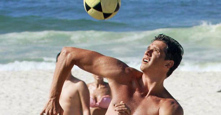 Márcio Garcia exibe boa forma em tarde de praia