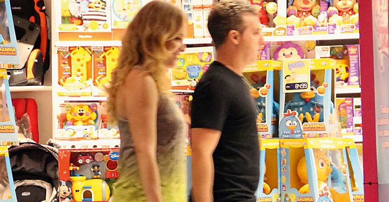 Angélica e Luciano Huck vão às compras