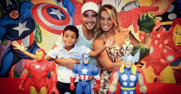 Diogo Nogueira e Milena em festa para Davi