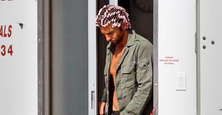 Galã Bradley Cooper surge de bobes