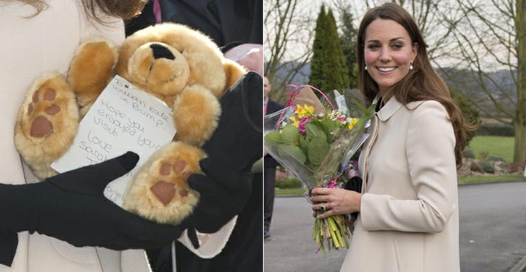 Kate Middleton ganha ursinho e flores em visita a projeto social no Reino Unido