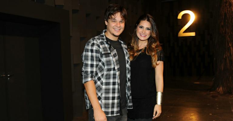 Grávidos, Natália Guimarães e Leandro conferem desfile no SPFW