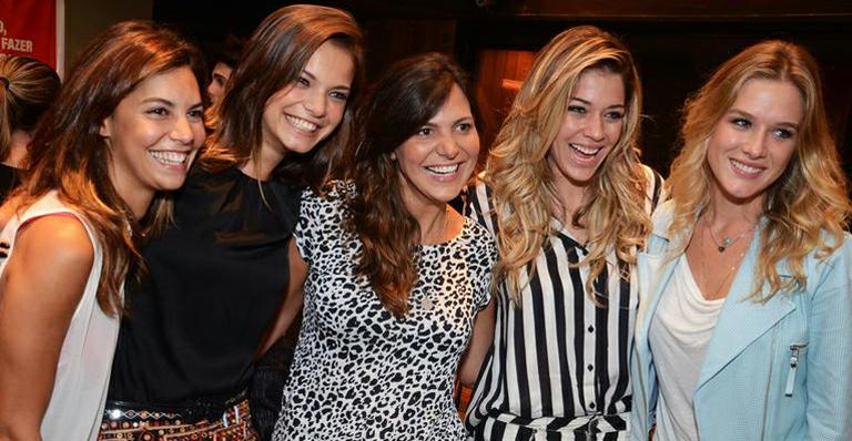 Cleo Pires e Fiorela Mattheis prestigiam Milena Toscano em peça de teatro