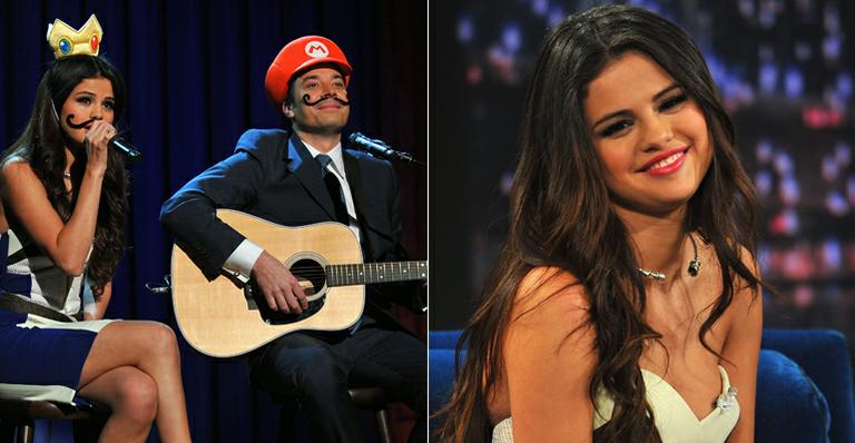 Selena Gomez aparece de ‘bigode’ em programa de TV dos EUA