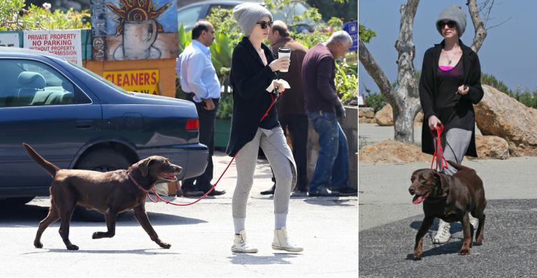 Anne Hathaway leva a cachorra Esmeralda para passear