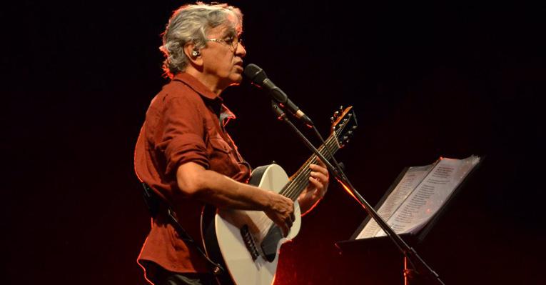 Na presença de vips, Caetano Veloso estreia turnê de ‘Abraçaço’ no Rio