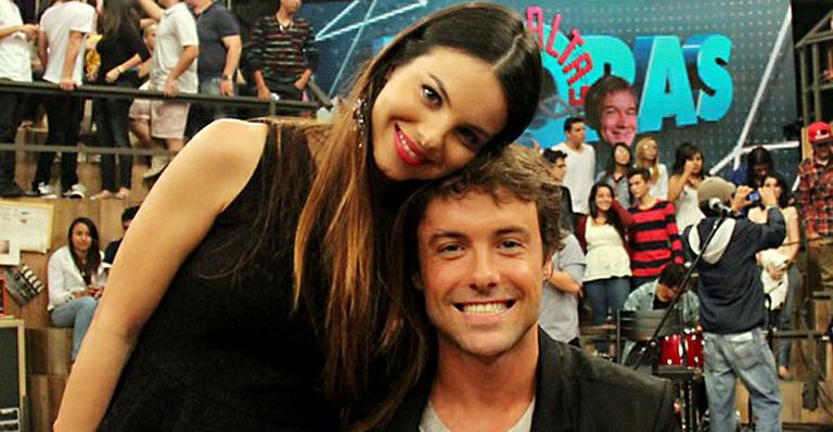 Kayky Brito machuca a mão e recebe cuidados de Sthefany Brito