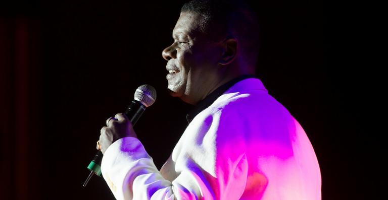 A SEMANA: Morre o cantor Emílio Santiago