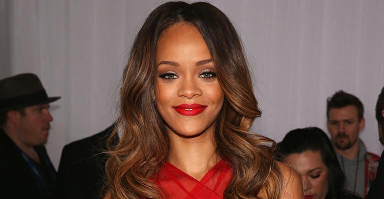 Rihanna deixa 2 mil estudantes à sua espera por mais de três horas