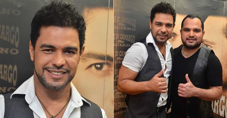 Com a barba por fazer, Zezé Di Camargo canta com o irmão Luciano em São Paulo