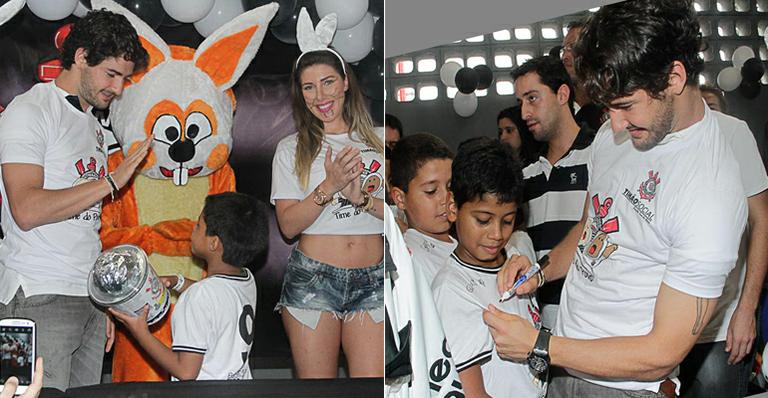 Alexandre Pato distribui ovos e autógrafos no Parque São Jorge, em São Paulo