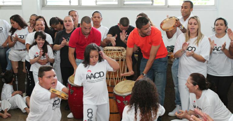 Rivais fazem a alegria de crianças da AACD