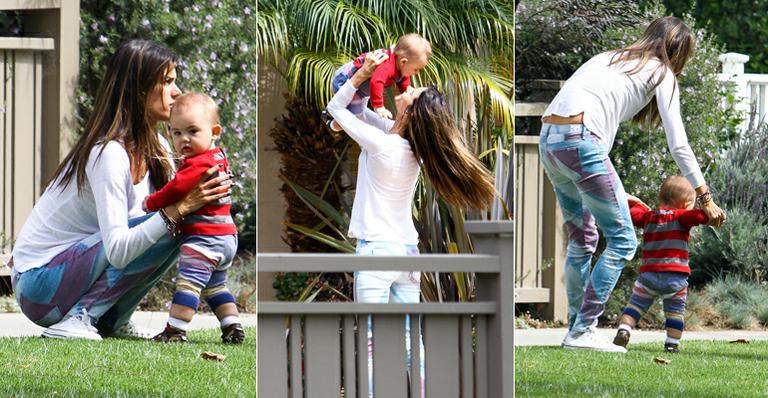 Alessandra Ambrosio mima seu pequeno Noah
