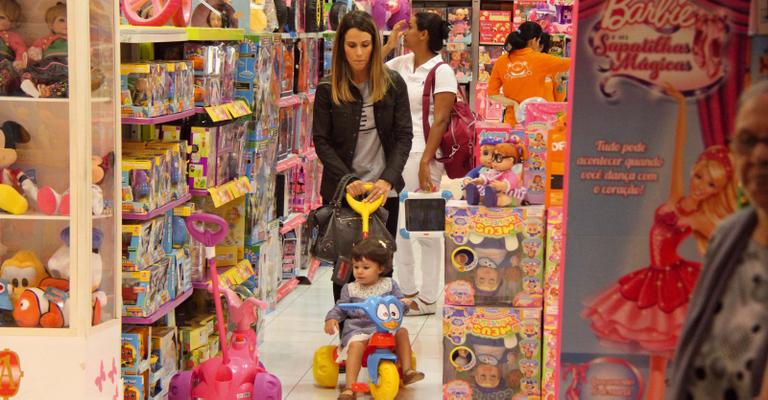Fernanda Pontes e Malu em meio a brinquedos