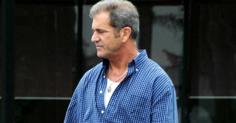 Mel Gibson relaxa com a caçula enquanto se prepara para voltar ao cinema