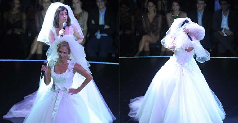 Vestidas de noivas, Fernanda Torres e Andréa Beltrão se beijam em festa da Globo