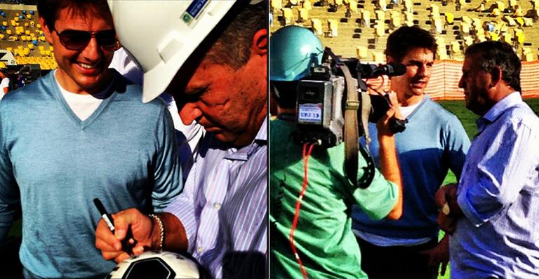 Tom Cruise ganha bola autografada por Zico durante visita ao Maracanã