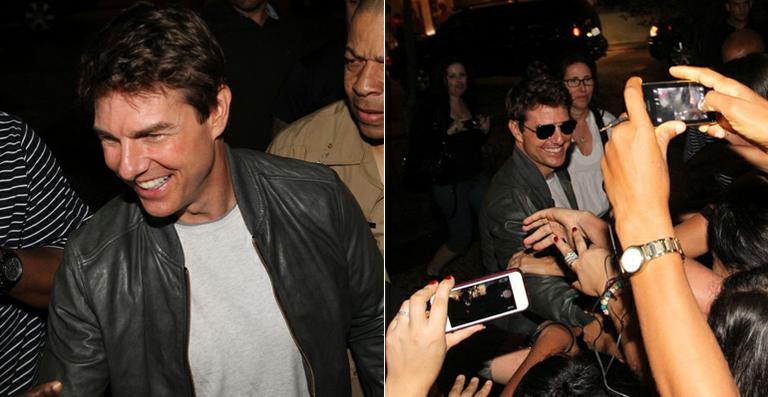 Tom Cruise atende fãs na porta de hotel e sai para jantar no Rio