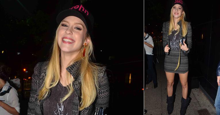 Cheia de estilo, Sophia Abrahão atende fãs durante coquetel em São Paulo