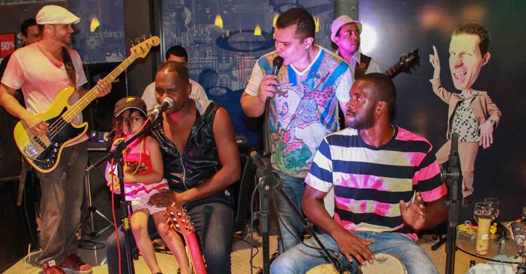 Tatau homenageia Emílio Santiago em evento na capital baiana