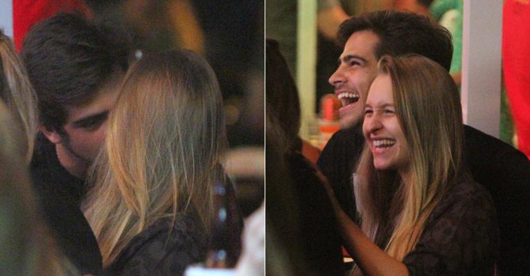 Namorando? Bernardo Mesquita e Carla Diaz trocam beijos na noite carioca