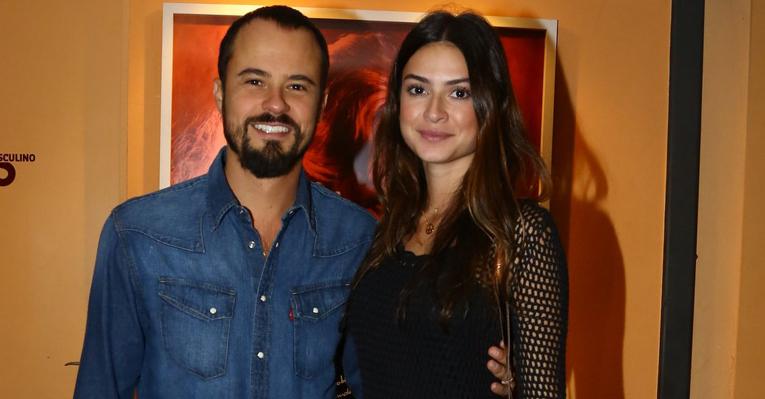 Paulinho Vilhena e Thaila Ayala curtem o sábado no teatro