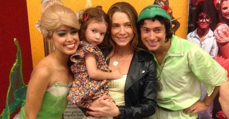 Letícia Spiller leva a pequena Stella ao teatro