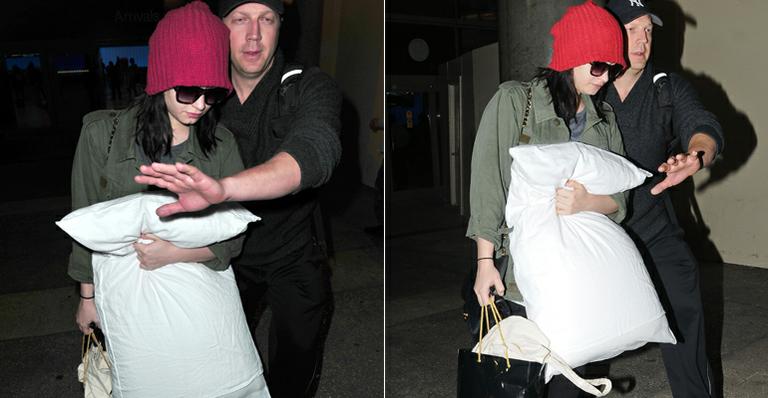 Demi Lovato viaja e leva seu travesseiro