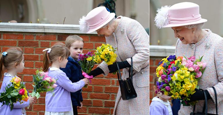 Rainha Elizabeth II ganha flores de crianças em domingo de Páscoa