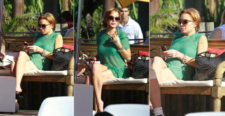 Lindsay Lohan aproveita praia em Florianópolis