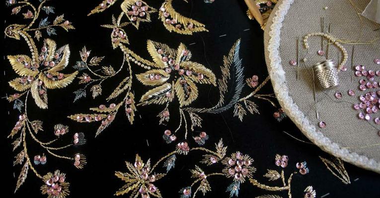 A extinção do trabalho artesanal preocupa indústria da moda. Conheça a crise que pode acabar com a alta-costura