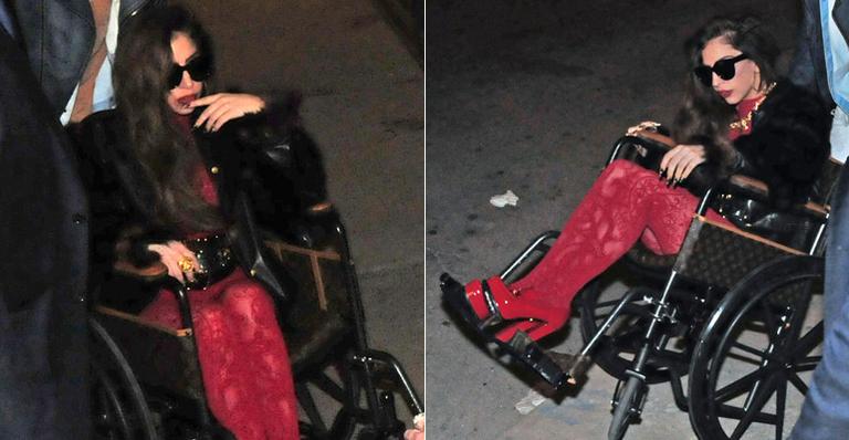 Lady Gaga reaparece de cadeira de rodas em seu aniversário