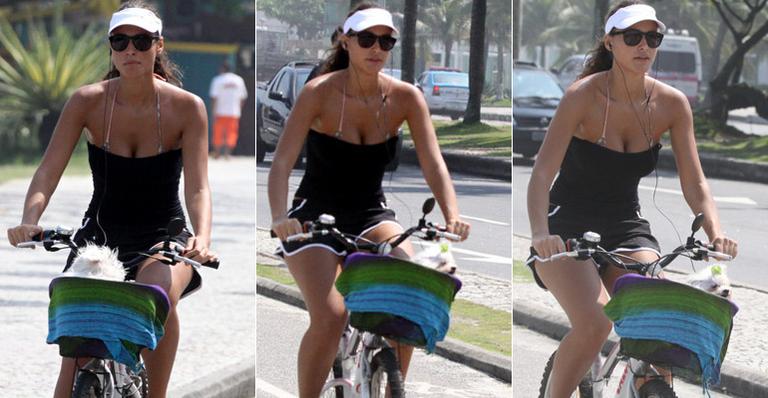 Débora Nascimento passeia de bicicleta com cadelinha