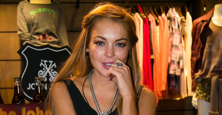 Lindsay Lohan confirma brincadeira e diz que não está grávida