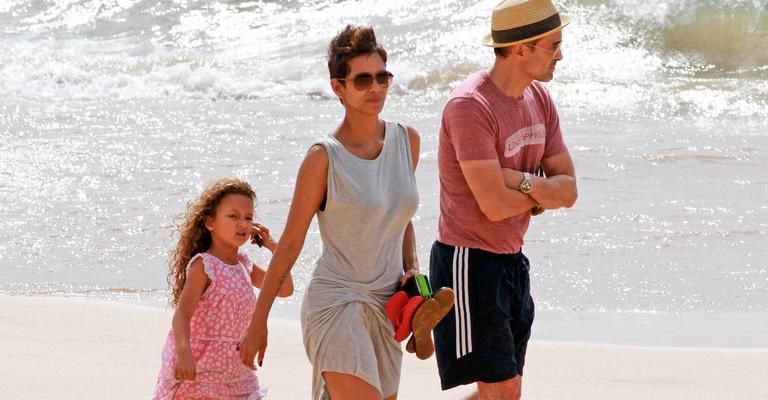 Halle Berry e Nahla fazem tattoo de hena