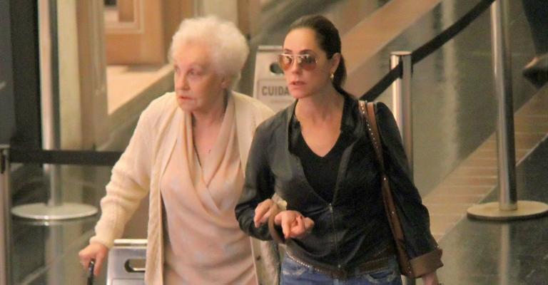 Christiane Torloni passeia com a mãe Monah Delacy