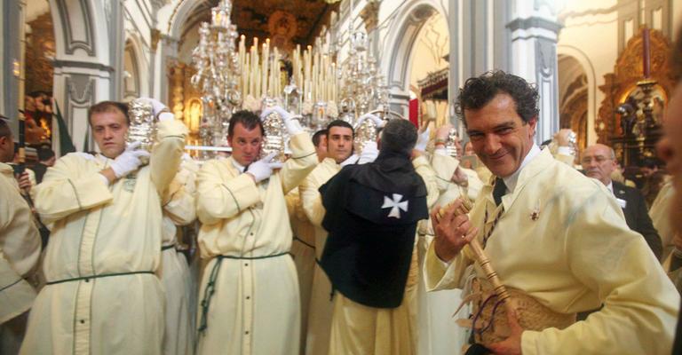 Antonio Banderas prova fé em procissão