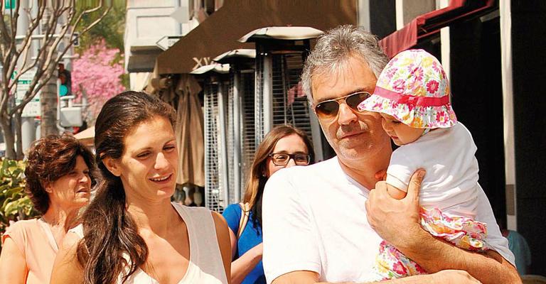 Andrea Bocelli mima sua família em passeio