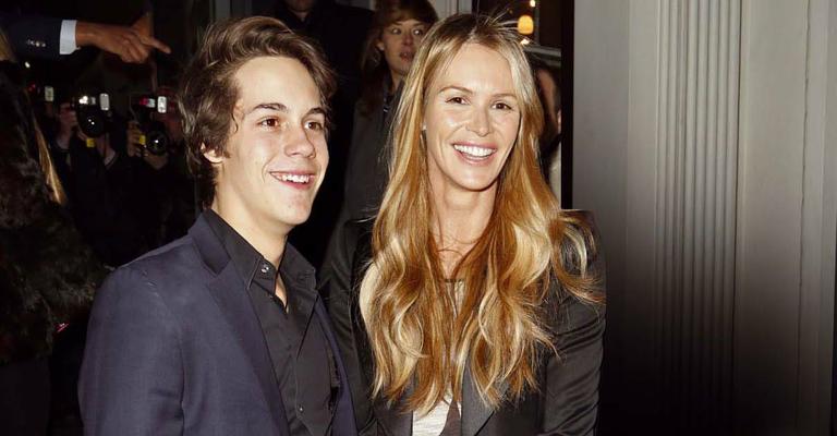 Elle Macpherson esconde anel de noivado