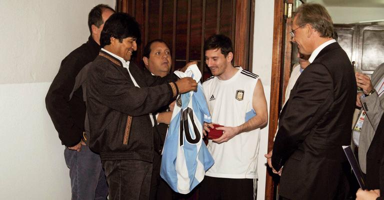 Evo Morales e Messi trocam presentes em La Paz