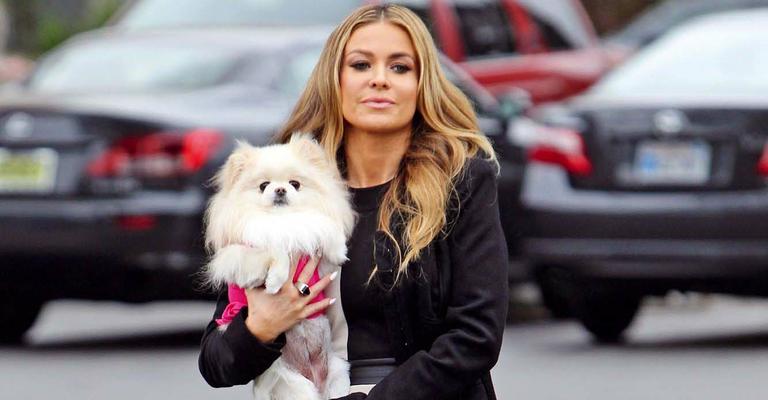 Carmen Electra passeia com seu cão Roxy