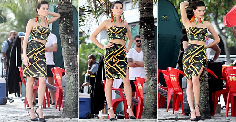 De barriga de fora, Isabeli Fontana é fotografada para campanha em orla do Rio de Janeiro