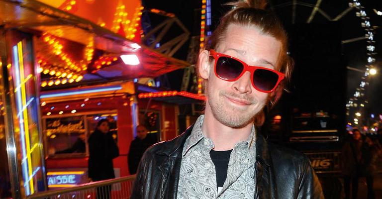 Macaulay Culkin curte feira de diversões em Paris