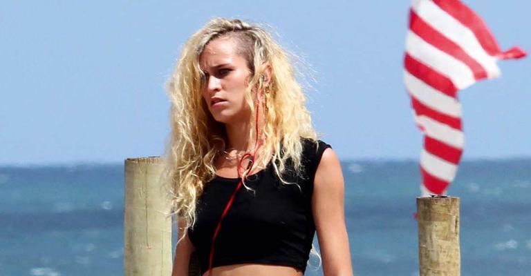O relax de Alice Dellal em Ipanema