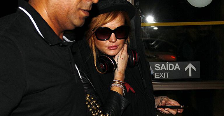 Lindsay Lohan embarca em Guarulhos rumo aos Estados Unidos