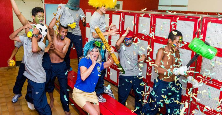 Karina Bacchi grava ‘Harlem Shake’ com participantes do reality show ‘Menino de Ouro’