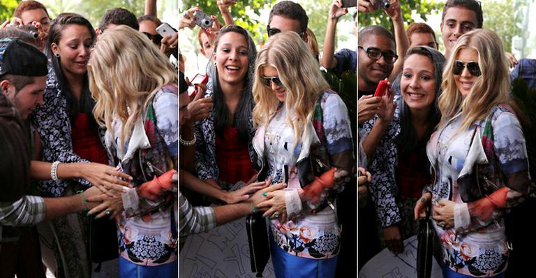 Cantora Fergie deixa fãs acariciarem sua barriga de grávida